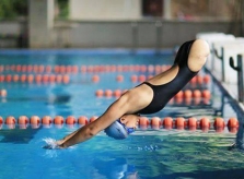 Cô bé mất 2 chân trở thành tay bơi cự phách