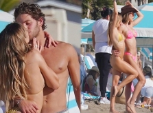 ‘Cô chiêu’ Hollywood mặc bikini siêu bé, ôm hôn sao Love Island trên bãi biển