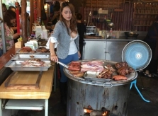 Cô gái bán thịt nướng bất ngờ nổi khắp thế giới nhờ vòng một 