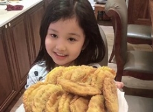 Con gái Jennifer Phạm chăm làm bánh mùa dịch