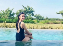 Con gái Quyền Linh khoe dáng với đồ bơi