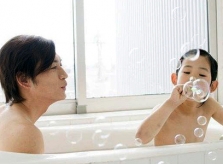 Con gái tắm chung với bố: Chuyện lạ của người Nhật
