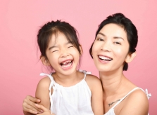 Con gái Xuân Lan khoe răng sún trong bộ ảnh kỷ niệm với mẹ