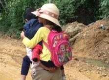Ông bố Tuyên Quang dắt tay, cõng con gái đi học mỗi ngày