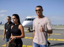 Bạn gái sánh đôi cùng C. Ronaldo ở phi trường Torino