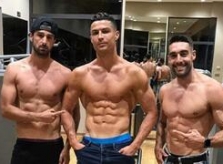 C. Ronaldo rủ bạn tập gym lúc nửa đêm