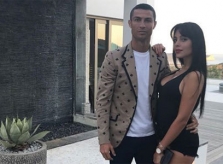 Thoát án tù giam, C. Ronaldo khoe ảnh tình cảm với bạn gái