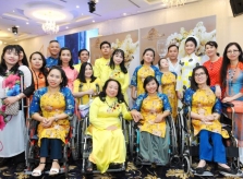 Cùng dàn mẫu đặc biệt, Thúy Nga và H’Ăng Niê trình diễn áo dài Việt Hùng trong đám cưới người khuyết tật