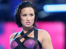 Demi Lovato chưa được xuất viện sau 5 ngày bất tỉnh vì sốc ma túy