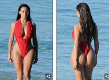 Hot girl Demi Rose khoe thân hình bốc lửa với áo tắm