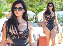 Mẫu nội y Demi Rose đẹp ngọt ngào và vô cùng quyến rũ với áo tắm tôn dáng