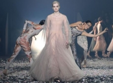 Dior trình diễn váy mỏng trong điệu múa ballet