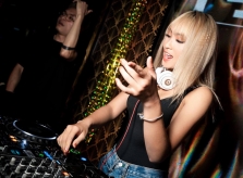 DJ nữ ở Việt Nam bị sàm sỡ, ép rượu, lừa dùng chất kích thích