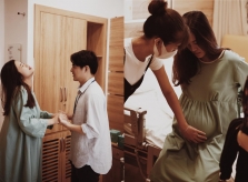 Đông Nhi chia sẻ bộ ảnh 'vượt cạn' xúc động, tiết lộ quá trình khó khăn khi sinh con gái