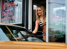 Nữ nhân viên 'quán cà phê bikini' tại Mỹ bị cấm khoe da thịt