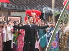 Đức Tuấn chi 100 triệu tái hiện cảnh đốt pháo trong MV Tết xưa