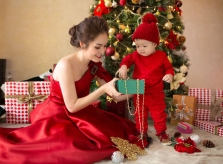 Dương Cẩm Lynh cùng con trai hai tuổi chụp ảnh Giáng sinh