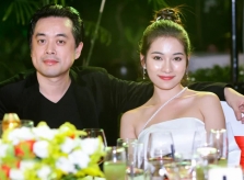 Dương Khắc Linh sánh đôi vợ 9X đi sự kiện