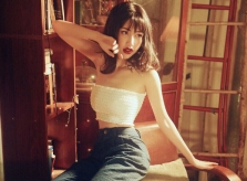 'Mẹ hai con' Elly Trần mặc gợi cảm khoe eo thon