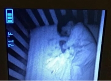 'Em bé ma' nằm trong cũi gây sửng sốt