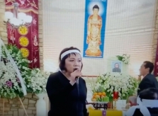 Em gái trách danh ca Elvis Phương thiếu trách nhiệm ở lễ tang mẹ