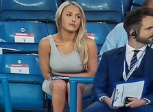 Người đẹp ngồi sau HLV tuyển Anh gây chú ý khi lọt vào ống kính truyền hình trực tiếp