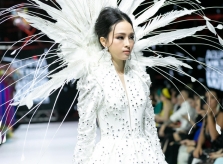 Hoa hậu Trương Hồ Phương Nga tái xuất sàn diễn thời trang trong BST 