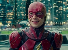 Công chúng đòi đuổi sao ‘The Flash’ sau clip ghi lại cảnh bóp cổ fan