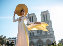 NTK Linh San cho ra mắt BST tại Paris mang tên “Fairy in France” với nàng thơ Hoàng Thuỳ