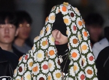 G-Dragon trùm chăn hoa cúc dự sự kiện