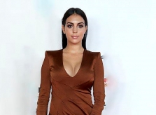 Bạn gái Ronaldo diện váy xẻ ngực, lộ mặt bóng nhẫy tại tiệc thời trang