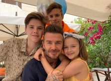 Gia đình David Beckham bí mật rời Anh trước lệnh phong tỏa