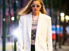 Quảng cáo hộ bạn thân, Gigi Hadid mặc đồ của Taylor Swift dạo phố