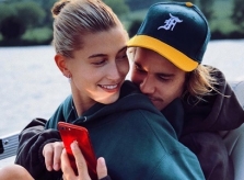 Hailey lần đầu đăng ảnh tình cảm bên Justin, khoe khéo nhẫn đính hôn 11 tỷ đồng