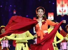 Hoa hậu Thiên Nga, Hà Kiều Anh hát trên sân khấu