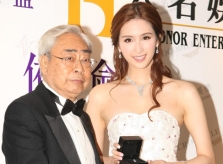 Người tình lớn tuổi của Hà Ngạo Nhi qua đời