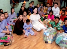 Ca sĩ tỷ phú Hà Phương về Đồng Nai làm từ thiện