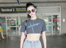 Diện crop top khoe eo thon như siêu mẫu Hề Mộng Dao