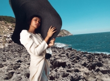 H'Hen Niê phối trang phục linen