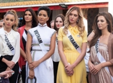 H'Hen Niê diện áo dài thổ cẩm ở Miss Universe