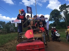 H'Hen Niê lái công nông khi về thăm buôn làng