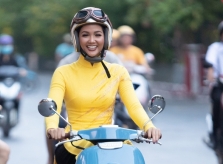 H'Hen Niê mặc áo dài, lái xe máy ra phố đi bộ