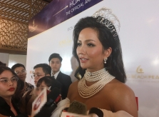 H’Hen Niê: Mất 2 tháng áp lực, lo lắng khi mới đăng quang Hoa hậu Hoàn vũ VN