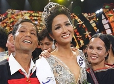 Ba món quà đặc biệt H'Hen Niê tặng cha