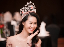 Hoa hậu Dương Thùy Linh: Bố mẹ từng xấu hổ vì tôi đi thi... Hoa hậu