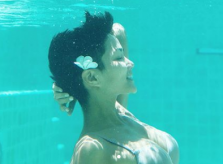 Hoa hậu H'Hen Niê mặc bikini khoe ngực 