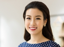 Hoa hậu Mỹ Linh được tôn dáng với váy chấm bi