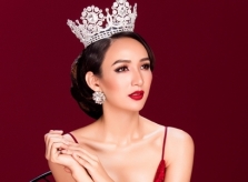 Hoa hậu Ngọc Diễm chụp ảnh kỷ niệm 10 năm đăng quang