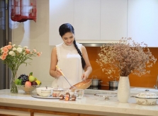 Hoa hậu Ngọc Hân vào bếp làm mì ngũ sắc cho ngày ăn chay