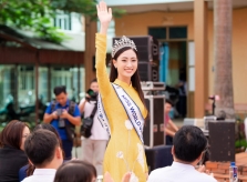 Hoa hậu Thùy Linh về Cao Bằng, được tổ chức sinh nhật ở sân trường